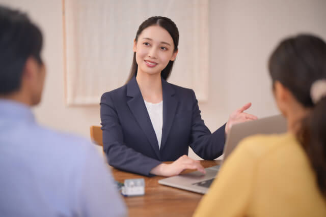 【今治 レッドエイト】相続不動産の売却・任意売却を説明しているイメージ