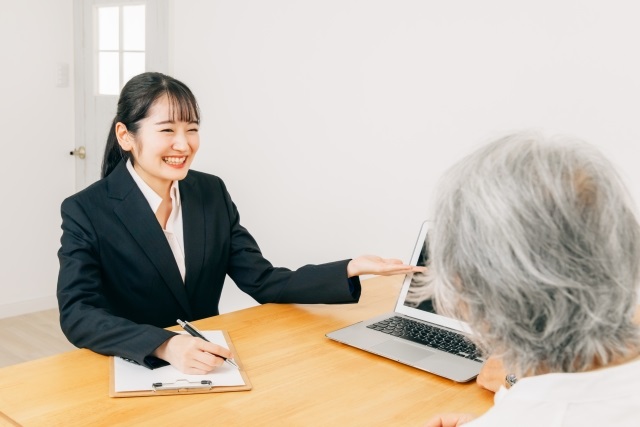 説明する女性