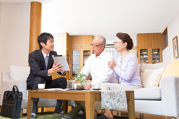 今治の不動産相続のポイントについて説明する男性